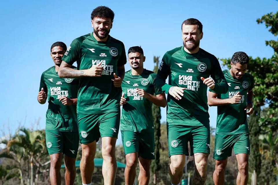 Jogadores do Goiás durante treino no CT