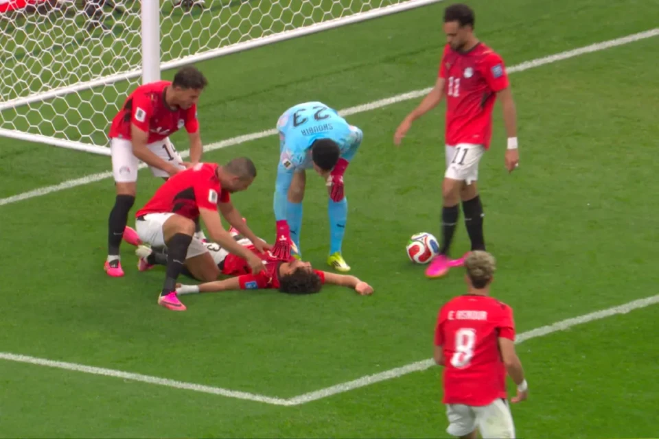 Egito x Austrália: jogador cai desacordado, recupera-se e faz gol contra (Foto: Reprodução)