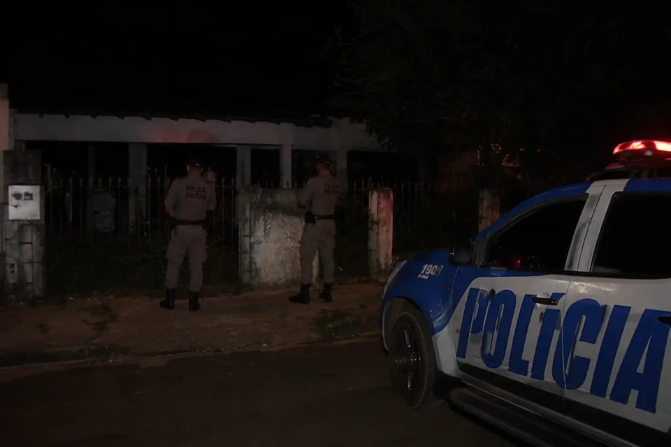 Feto humano mobiliza PM em Anápolis; veja foto do que era Mulher acionou polícia após descoberta em calçada de casa abandonada