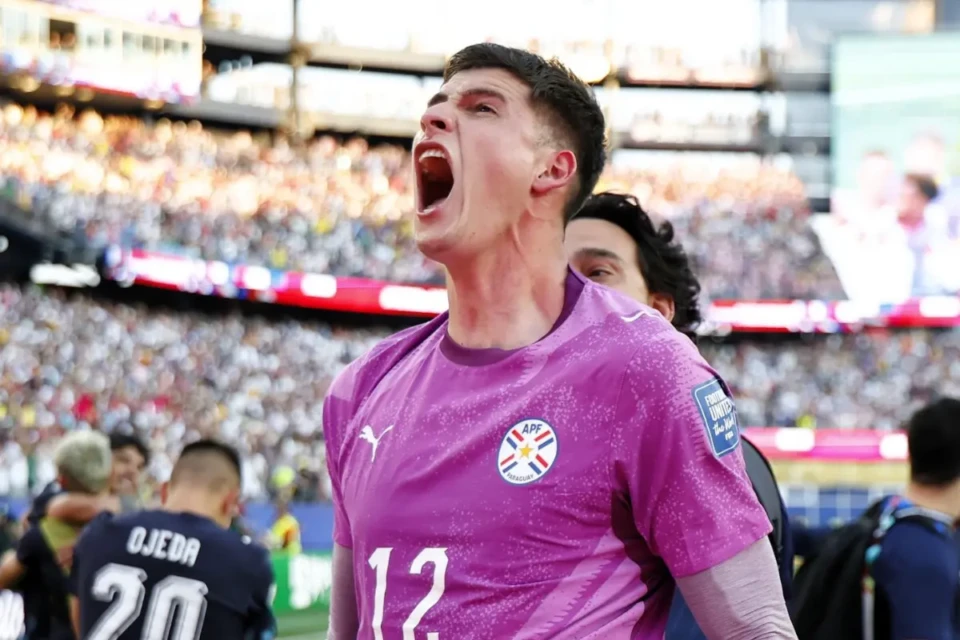 Quem é Orlando Gill, goleiro do Paraguai que vendia uniformes para cuidar do filho (Foto: Instagram)