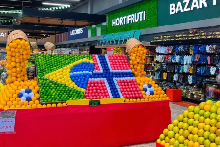 Goiano viraliza ao exibir em supermercado bandeiras do Brasil e da Noruega feitas de limões; vídeo Imagens chamaram a atenção dos internautas