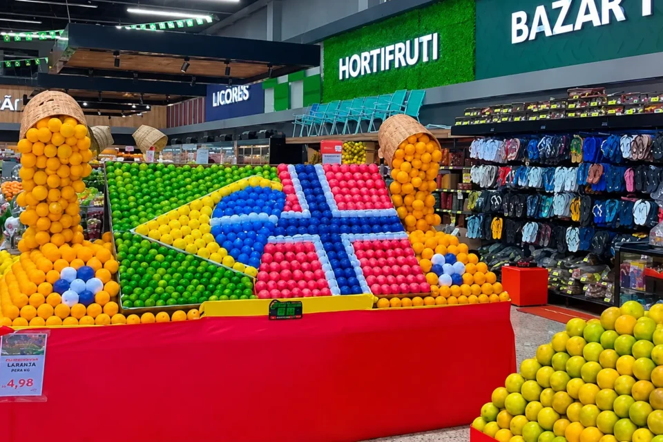 Goiano viraliza ao exibir em supermercado bandeiras do Brasil e da Noruega feitas de limões; vídeo Imagens chamaram a atenção dos internautas