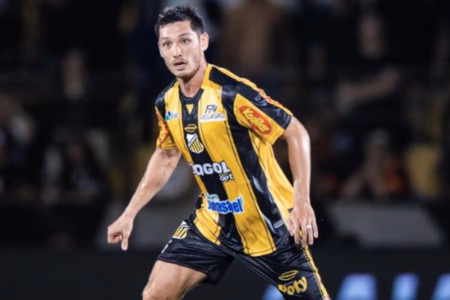 Luís Oyama marca gol sobre o Atlético