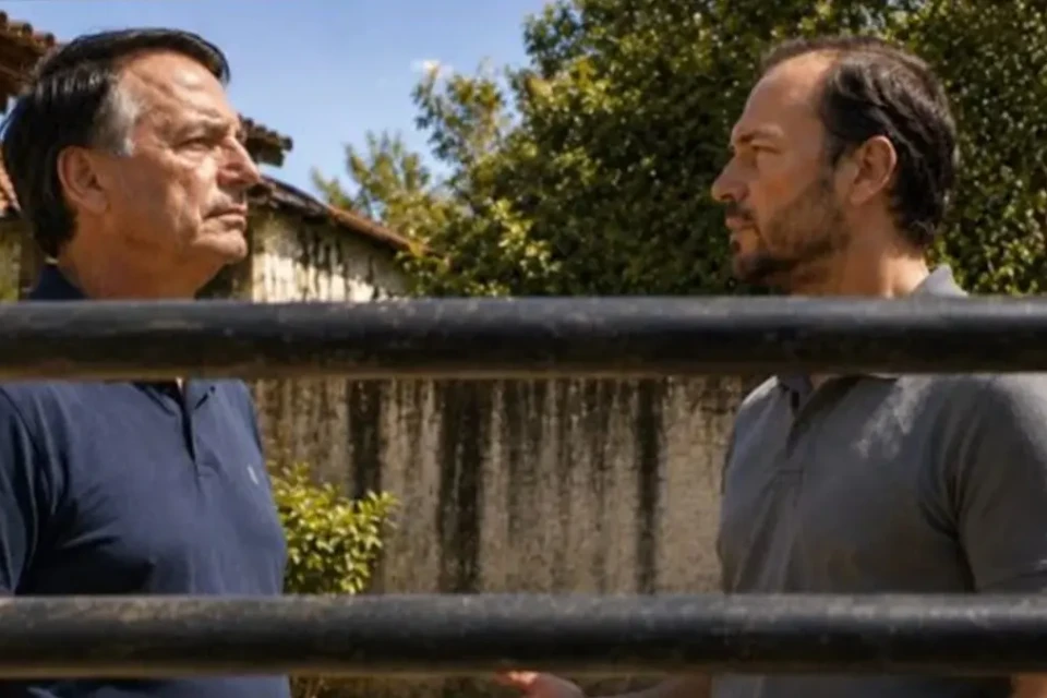 Carlos Bolsonaro chama prisão domiciliar do pai de 'cárcere' e diz que ele está 'ciente de tudo'