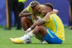 Neymar é consolado por Raphinha (Foto: Folhapress)