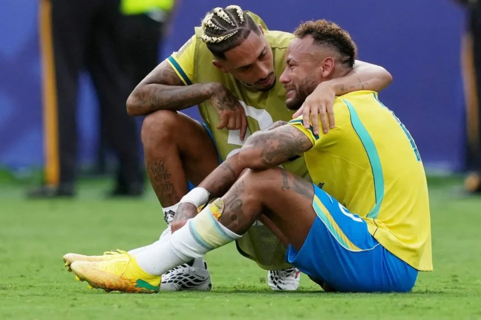 Neymar é consolado por Raphinha (Foto: Folhapress)