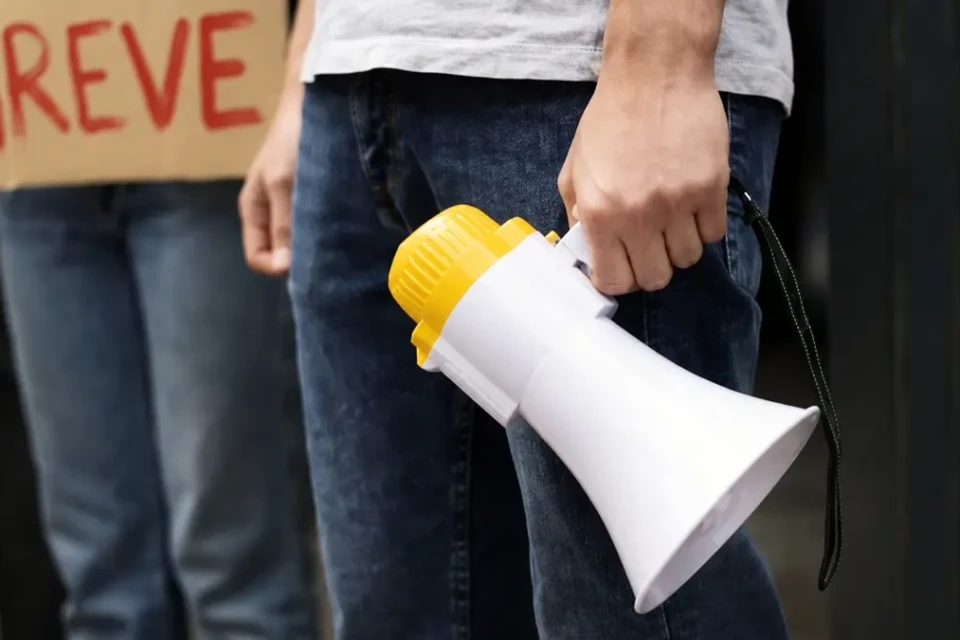 Justiça do Trabalho condena empresa por demitir funcionário após greve em Goiânia