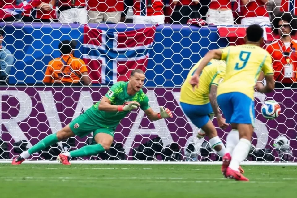 Goleiro já havia defendido um pênalti na partida (Foto: Reprodução / Instagram)