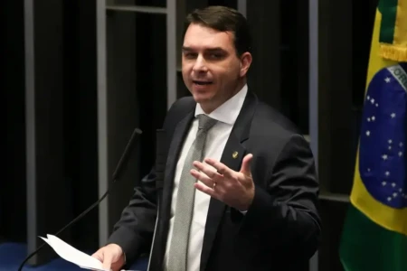 PGR pede que Flávio Bolsonaro seja ouvido por calúnia contra Lula