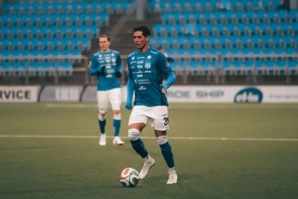 Jean Carlos em partida pelo KÍ Klaksvík. Foto: Divulgação