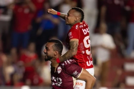 Janderson comemora segundo gol do Vila Nova (Foto: Heber Gomes)