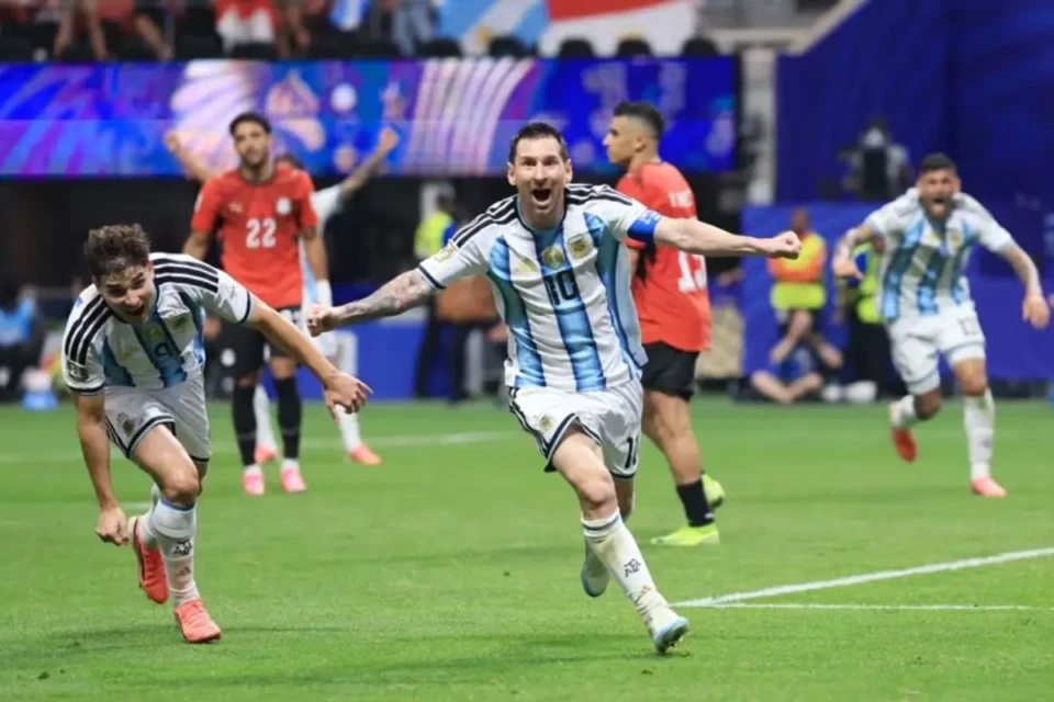 Lionel Messi comemora gol de empate da Argentina contra Egito (Foto Fifa)