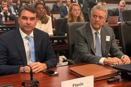 Flávio diz nos EUA que tarifas ajudariam Lula e que agora é o 'pior momento' para adotá-las