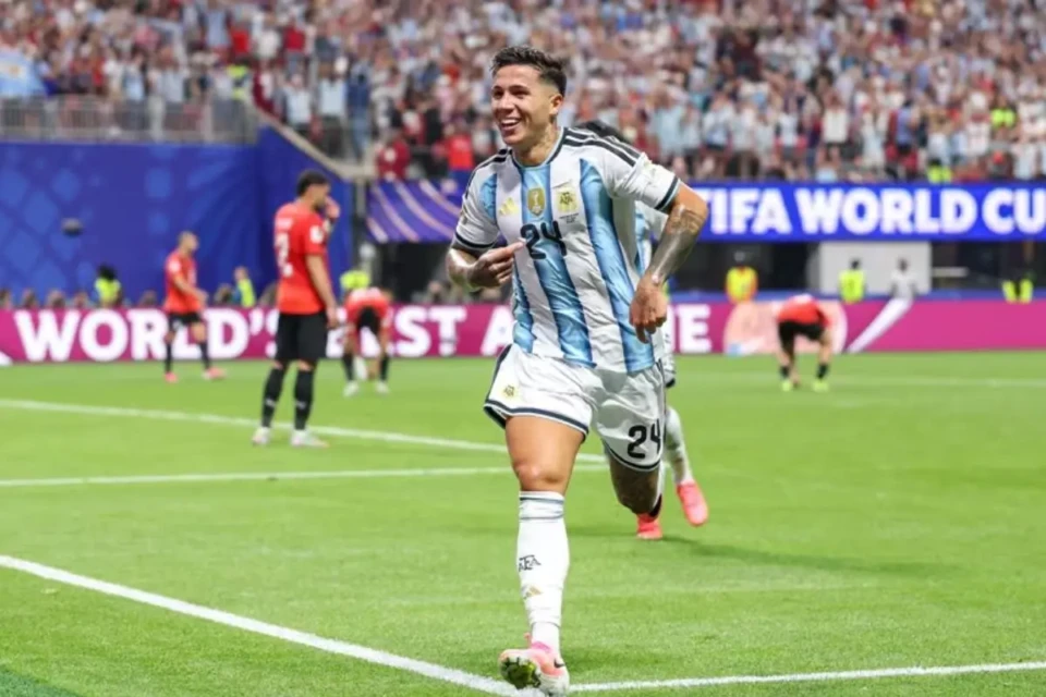 Agora: Enzo Fernández vira para Argentina contra Egito (Foto: Fifa)