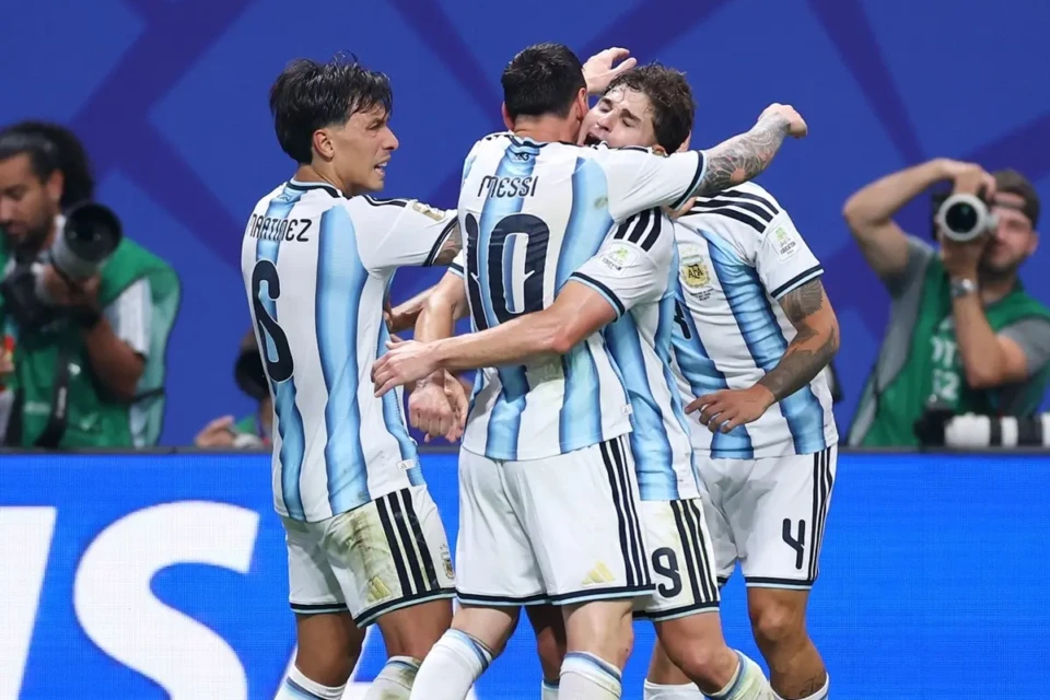 Messi comemora gol pela Argentina