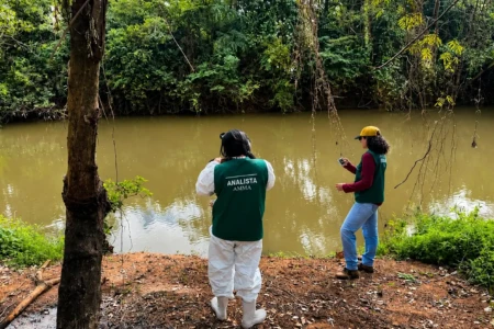 Equipes da Prefeitura de Goiânia e do Governo de Goiás entraram em campo para apurar suspeitas de lançamento irregular de efluentes no Rio Meia Ponte. Drones, monitoramento técnico e, na próxima etapa, análises da água e fiscalização por barco vão tentar identificar possíveis focos de poluição. Credito: Prefeitura de Goiânia