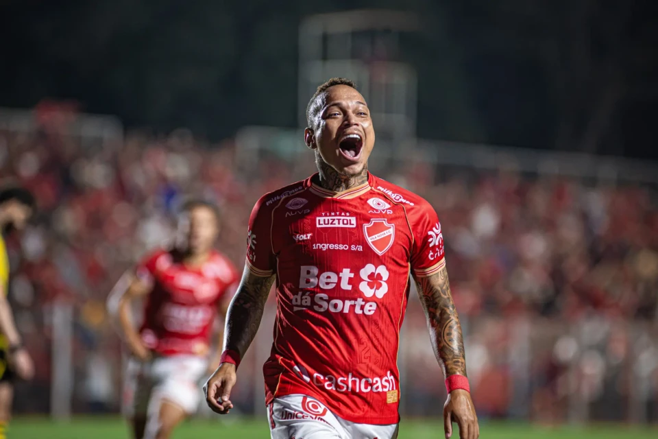 Janderson em jogo do Vila Nova