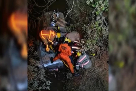 Bombeiros salvando vítimas - (Foto: reprodução/Corpo de Bombeiros)