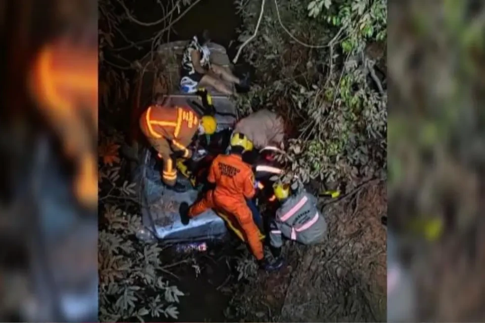 Bombeiros salvando vítimas - (Foto: reprodução/Corpo de Bombeiros)