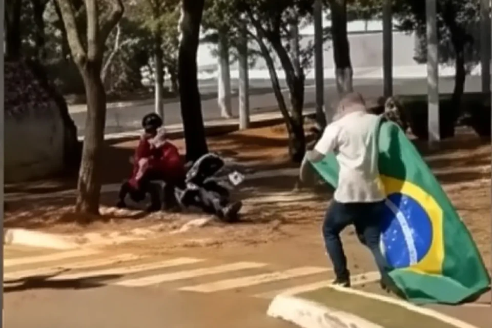 Imagem do homem com a bandeira