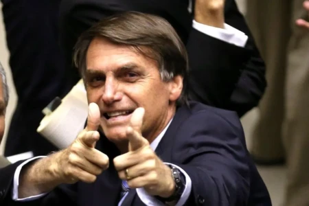 PF faz buscas por armas e munição na casa de Bolsonaro: "pare de torturar meu pai", diz Carlos Flávio Bolsonaro chamou de "cortina de fumaça"