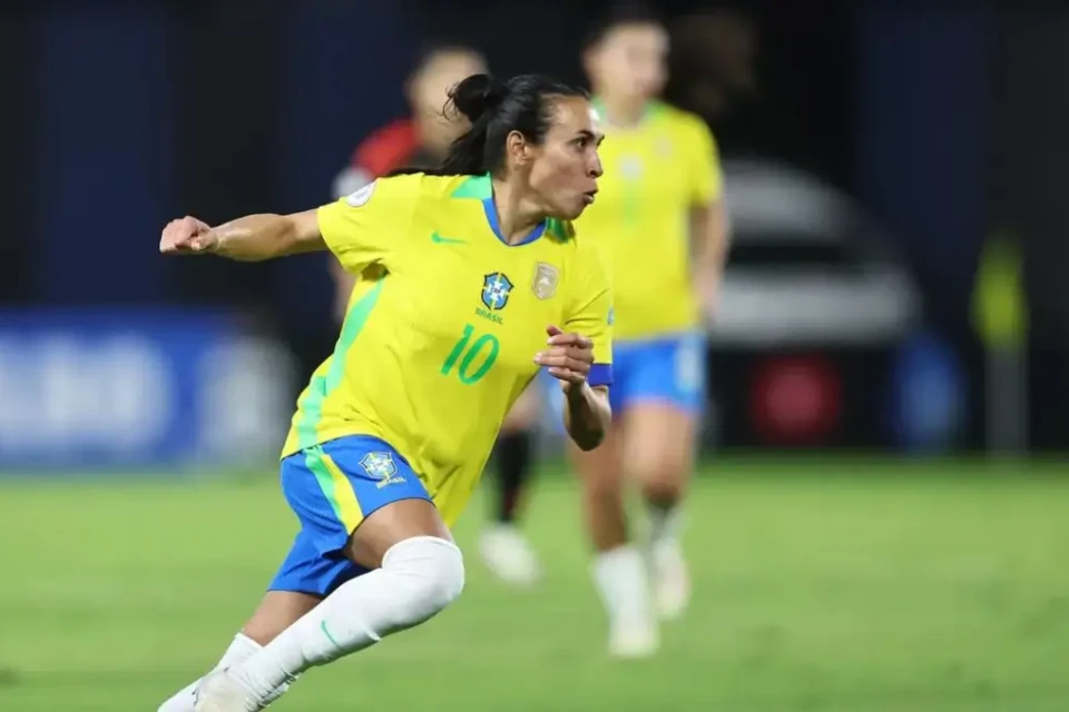 Foto mostra a jogadora Marta, da Seleção Brasileira feminina, comemorando gol.