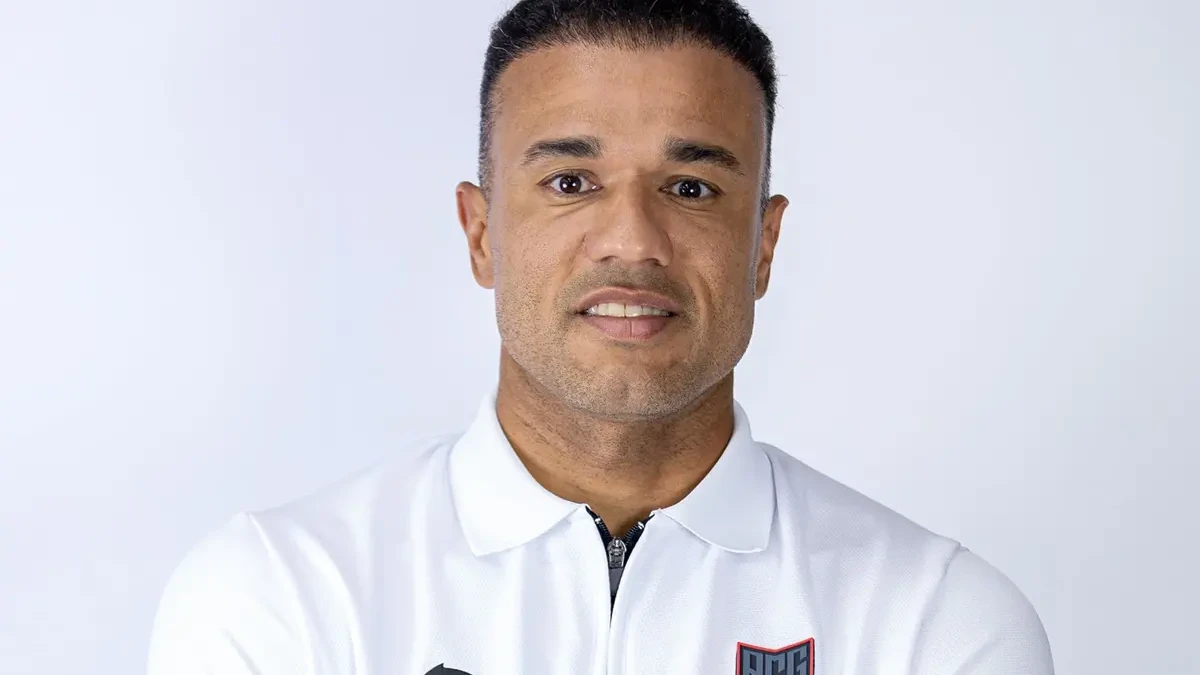 Roger Silva com a camisa do Atlético