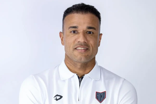 Roger Silva com a camisa do Atlético
