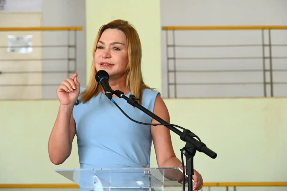 A secretária fala sobre a importância do espaço para acolher crianças.