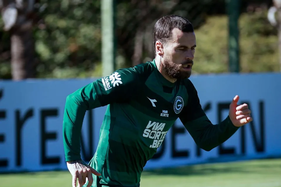 Lucas Lima em treino no Goiás