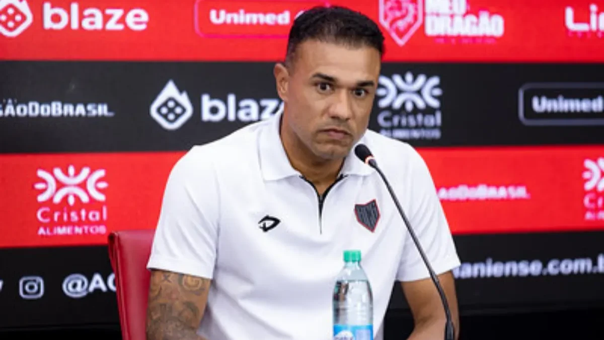 Profissional faz sua estreia no duelo contra o Fortaleza (Foto: Raphael Teixeira / ACG)