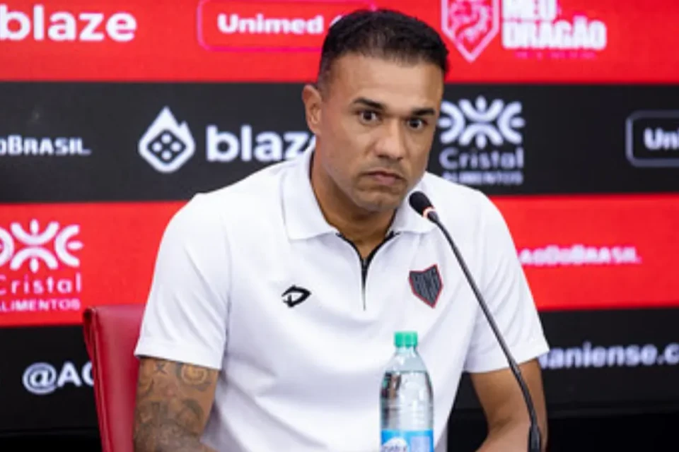 Profissional faz sua estreia no duelo contra o Fortaleza (Foto: Raphael Teixeira / ACG)