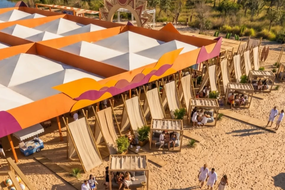 Praia dos Índios, em Aruanã, ganha espaço com shows, gastronomia e esportes durante a temporada