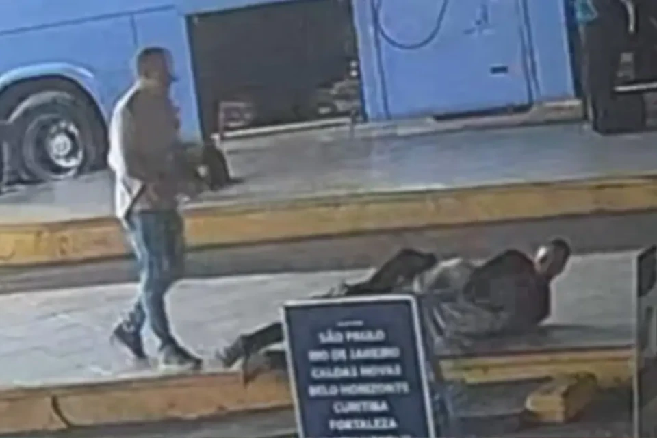 Foragido sendo capturado - (Foto: reprodução/PM)