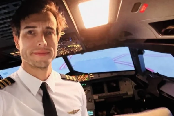 Instrutor de voo salta de avião e deixa aluna sozinha a bordo Diretor da escola de aviação diz que não tinha conhecimento de problemas prévios