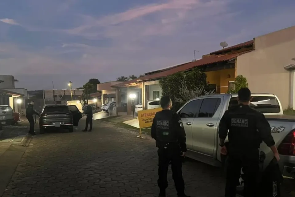 Policiais cumprindo mandados - (Foto: reprodução/PC)