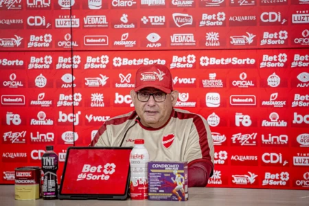 Guto Ferreira em coletiva no Vila Nova