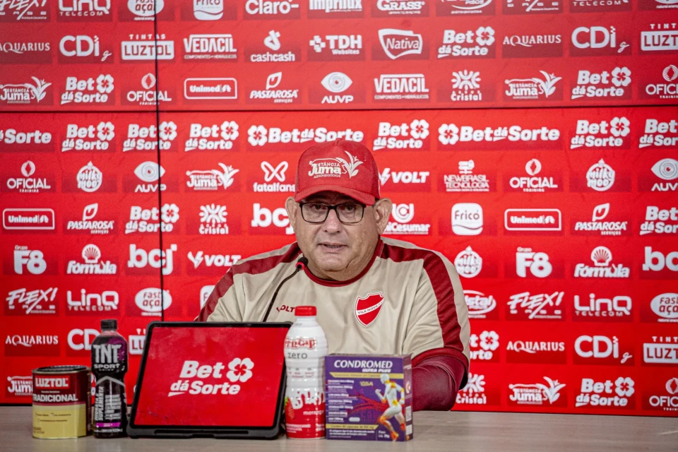 Guto Ferreira em coletiva no Vila Nova