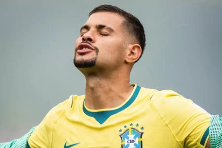 Volante perdeu pênalti no início do duelo contra a Noruega (Foto: Reprodução / Redes Sociais)