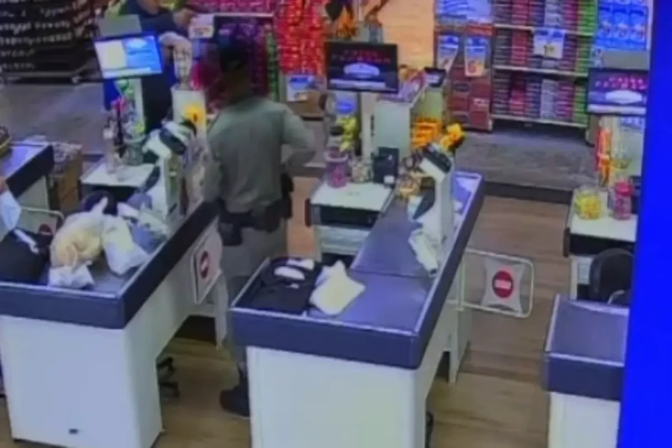 suspeito x policial x supermercado x capa