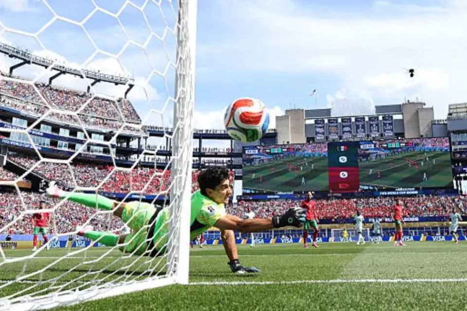 Defesa do goleiro Bono, de Marrocos (Foto: Fifa)