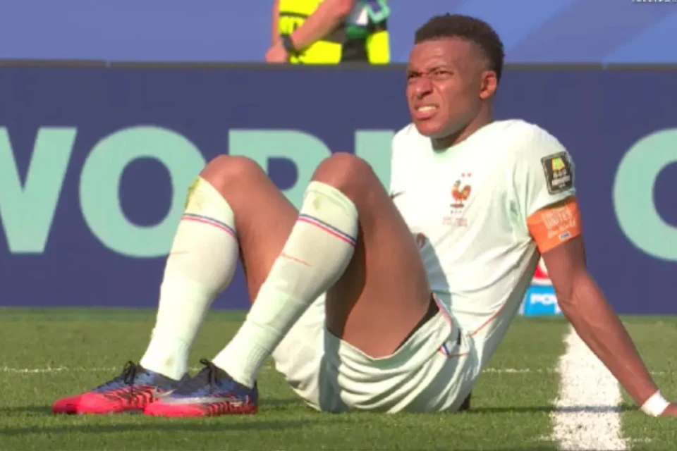 Agora: Mbappé cai em campo e é substituído (Foto: Reprodução)