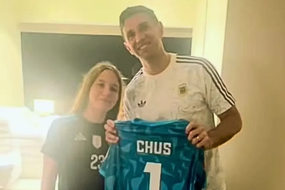 Goleiro dá presente a menina que trocou festa de 15 anos para ver Argentina na Copa (Foto: Reprodução)