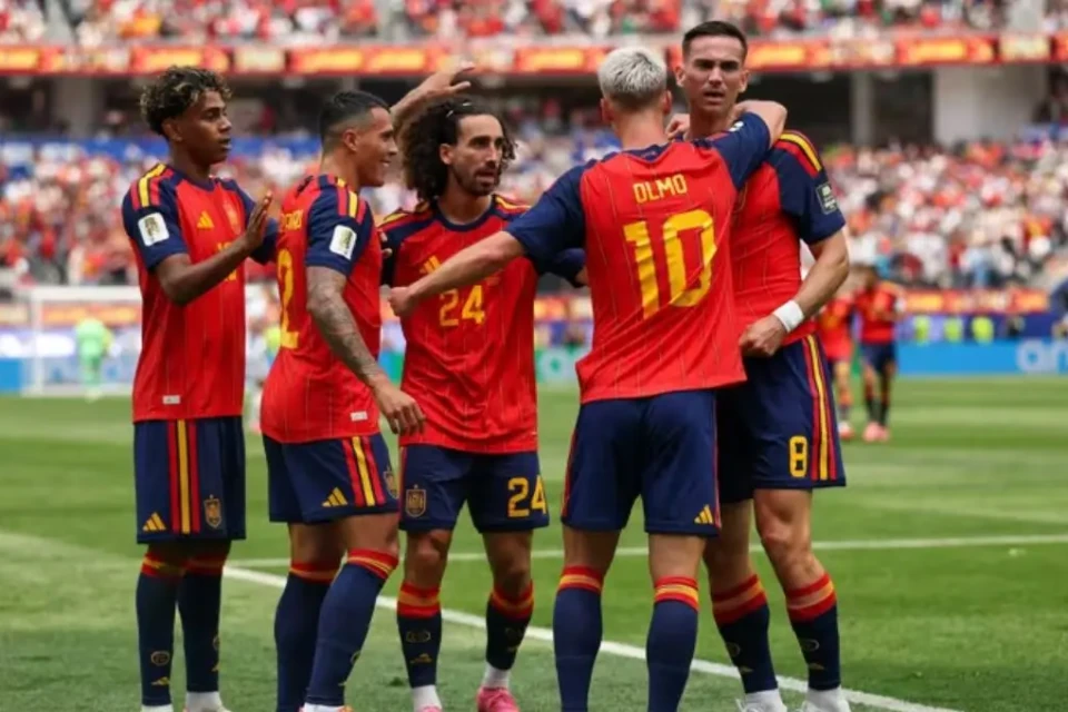 Agora: falha de marcação de Doku resulta em 1º gol da Espanha (Foto: Fifa)