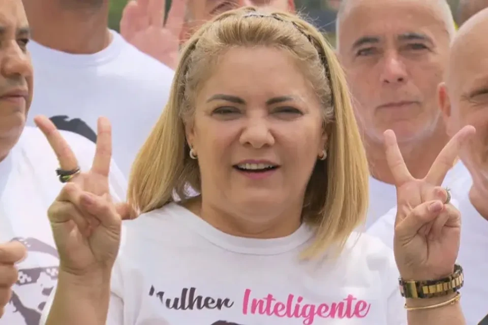 Justiça manda bloquear R$ 227 mil de ex-esposa de Bolsonaro por dívida de campanha