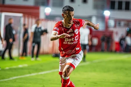 Bruno Xavier, do Vila Nova, entrou aos 15 minutos e saiu aos 45 (Foto: Instagram)