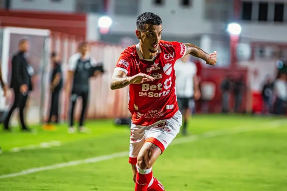 Bruno Xavier, do Vila Nova, entrou aos 15 minutos e saiu aos 45 (Foto: Instagram)