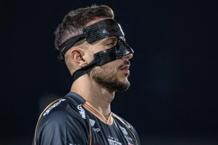 Helton Leite em jogo do Vila Nova