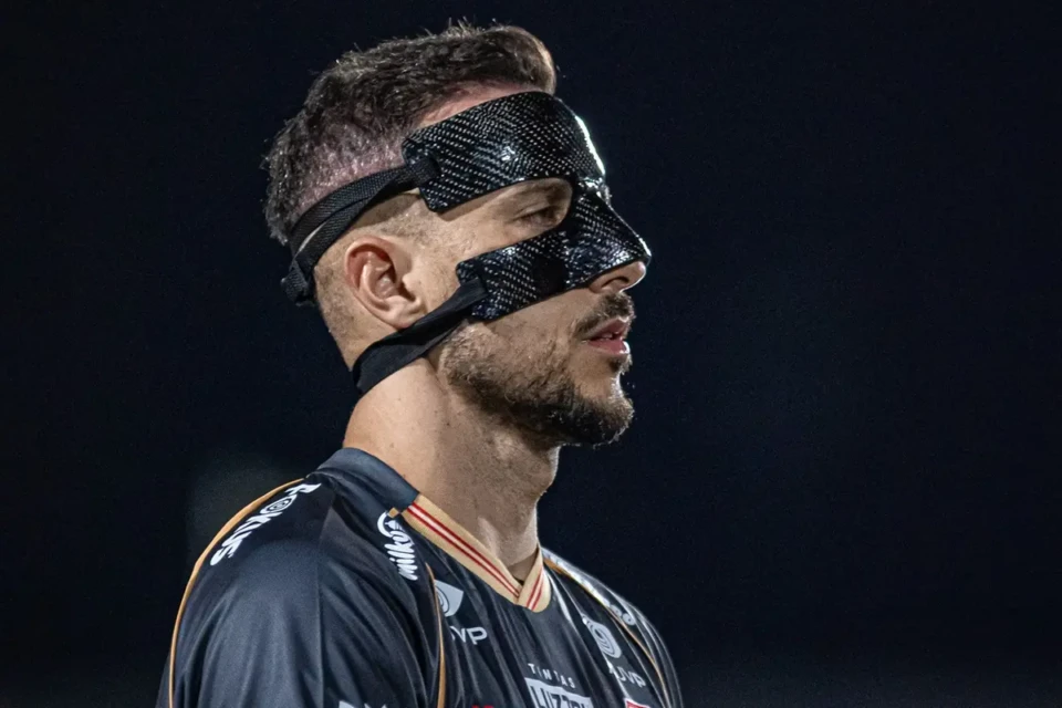 Helton Leite em jogo do Vila Nova