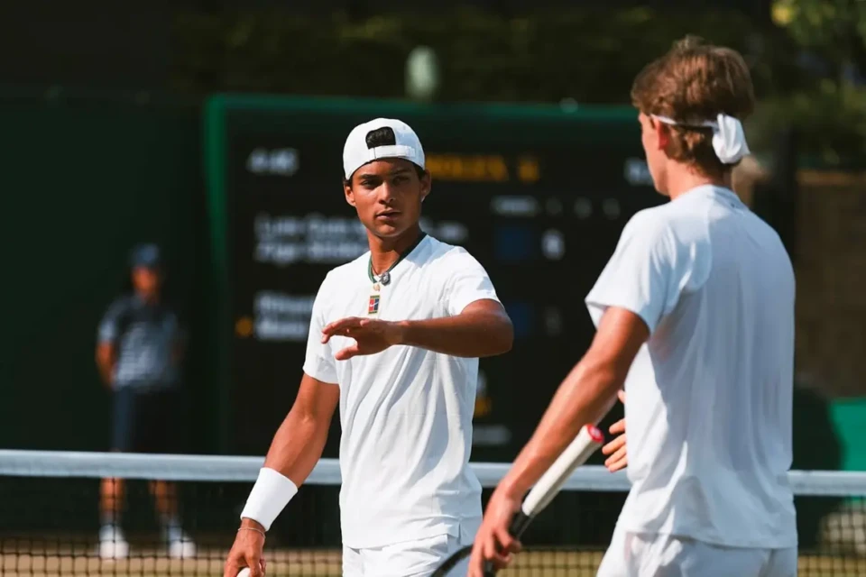 Guto Miguel ao lado do esloveno Ziga Sesko em Wimbledon